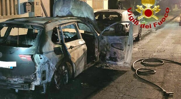 Salento, incendio nella notte: a fuoco una Volkswagen e danni anche a un altro veicolo