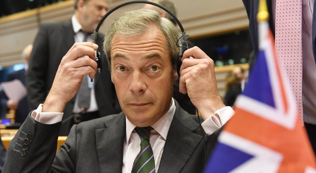 Brexit, fischi e urla contro Farage al Parlamento Ue. Juncker: che ci fa lei qui?