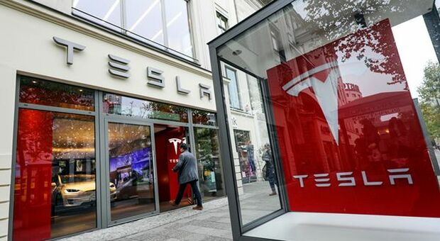 Scivola Tesla dopo aumento prezzo software guida autonoma