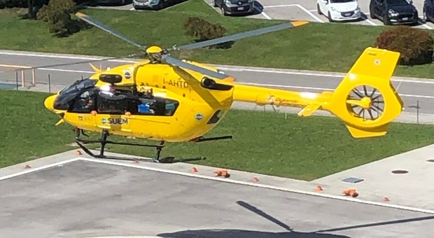 L'elicottero del 118 nella piazzola dell'ospedale di Belluno