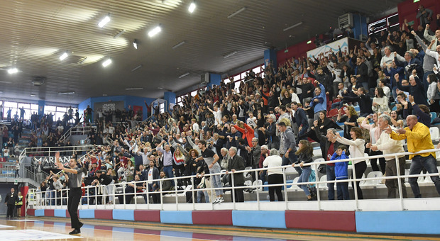 Il pubblico del PalaSojourner durante la gara con Tortona (Foto Riccardo Fabi/Meloccaro)