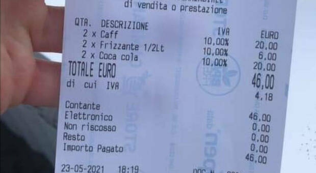 Due caffè, due cola e acqua a 46 euro: lo scontrino del bar fa discutere. Il proprietario: «Bastava leggere i prezzi»