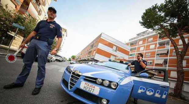 Una volante della polizia in azione a Latina