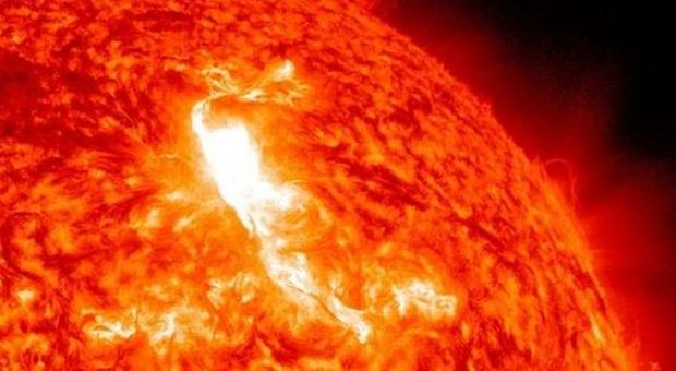 Eruzione record per il Sole, scatta l'allarme per domenica 25 ottobre