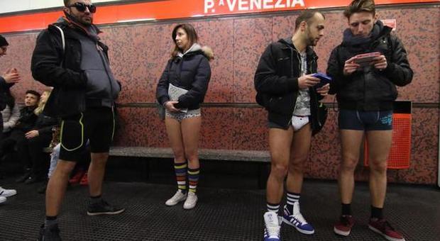 In mutande sul metro: a Milano il flash mob "No pants" -Guarda