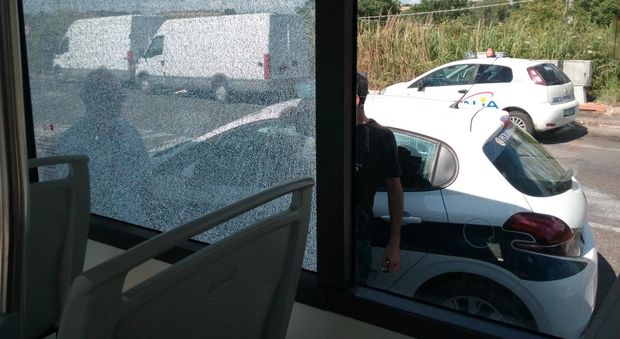 Roma, sassi dal campo rom sull'autobus dell'Atac: vetrate in frantumi