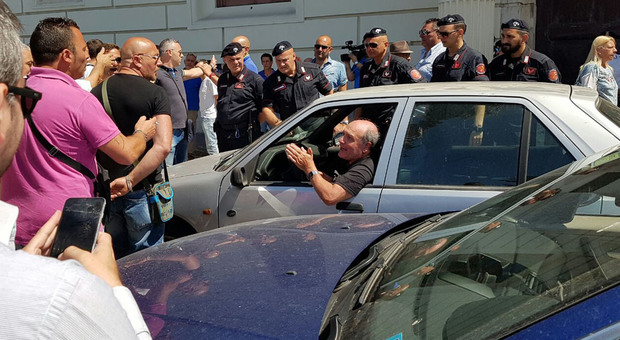 Salerno, presidente della provincia non li riceve: è protesta | Video