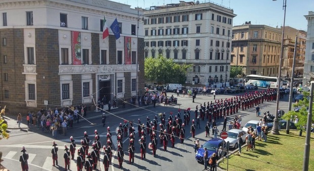 Roma, festa per il 203° anniversario della fondazione dell'Arma dei Carabinieri: Del Sette rende omaggio ai caduti