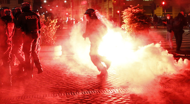 Roma, bombe carta e petardi a piazza del Popolo: la polizia disperde i manifestanti di estrema destra. Due agenti feriti