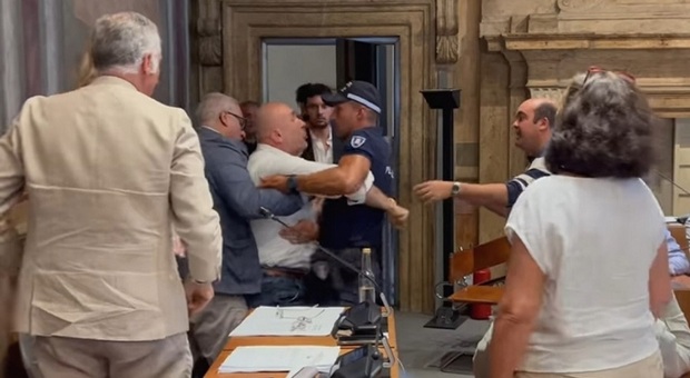 Il sindaco Bandecchi indagato dopo il caos in consiglio comunale: si era scagliato contro un esponente di FdI