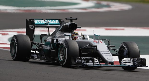 Gp Messico, vince Hamilton davanti a Rosberg: il Mondiale non è ancora chiuso. Verstappen penalizzato, Vettel è terzo