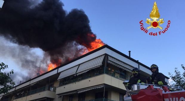 Arese, tetto di una palazzina in fiamme: evacuate trenta famiglie