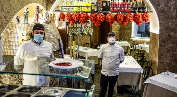 Napoli zona arancione, i ristoratori scrivono a De Luca: «Riapertura a pranzo in sicurezza»