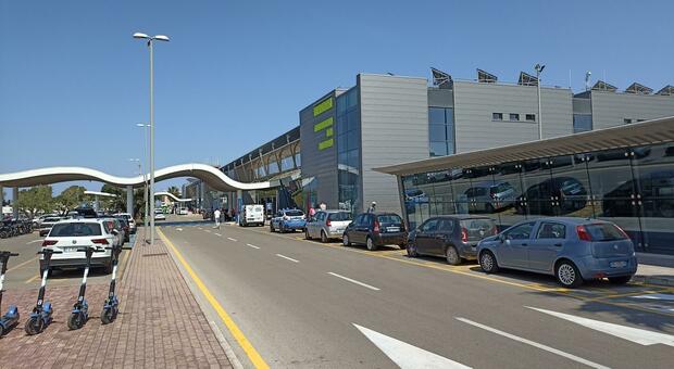 Furti in aeroporto a Brindisi, via con soldi e portafogli: tre denunciati