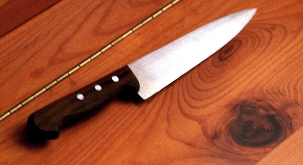 Un coltello simile a quello ritrovato all'esterno dell'agenzia Unicredit di Cesiomaggiore (Foto archivio)