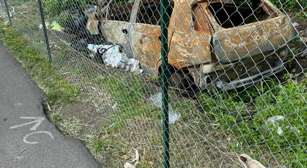 Recinzione anti discarica abusiva sulla Pontina vecchia, l'auto bruciata resta "prigioniera"