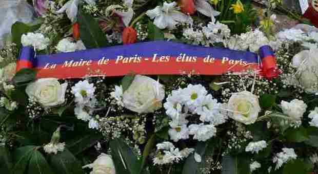 I fiori di Parigi e dei parigini in memoria di Valeria Solesin