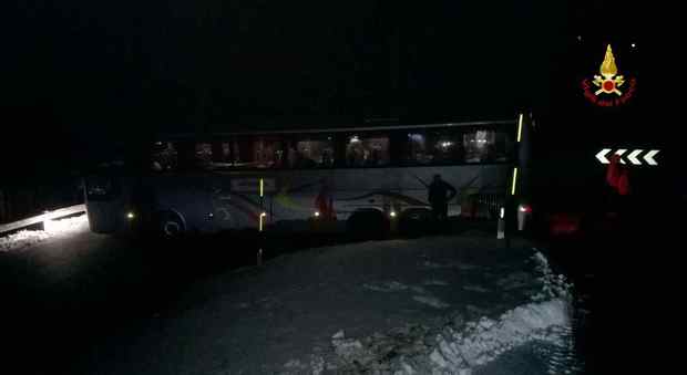 Bus di turisti francesi sbanda e resta bloccato nel gelo al Passo San Pellegrino