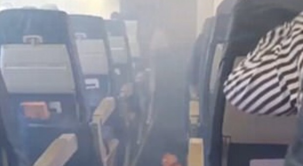 Nigeria, paura in volo per un motore in fiamme: il fumo avvolge i passeggeri in cabina