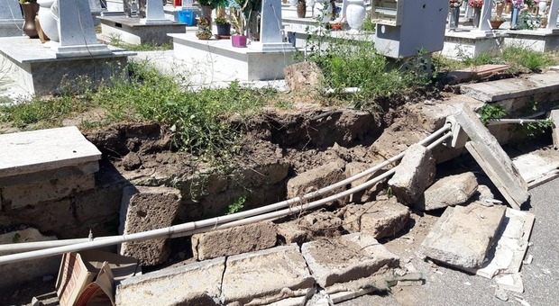 Quando il cimitero cade a pezzi: crolla un altro muro nel Napoletano