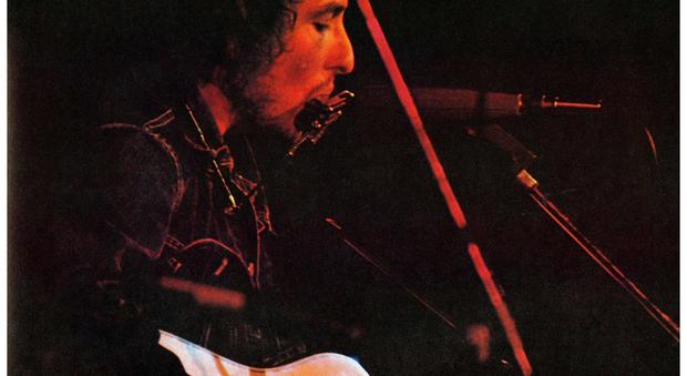 Bob Dylan con la chitarra venduta all'asta