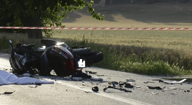 Schianto tra moto e auto, un centauro di 48 anni muore sul colpo sulla strada provinciale