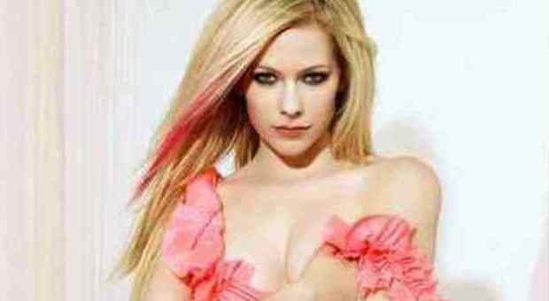 Avril Lavigne choc su Twitter: «Sto male, pregate per me». Panico tra i fan