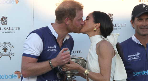 Harry e Meghan, il dolce bacio di lei per le telecamere di Netflix al torneo di Polo a Miami (Foto Fotogramma)