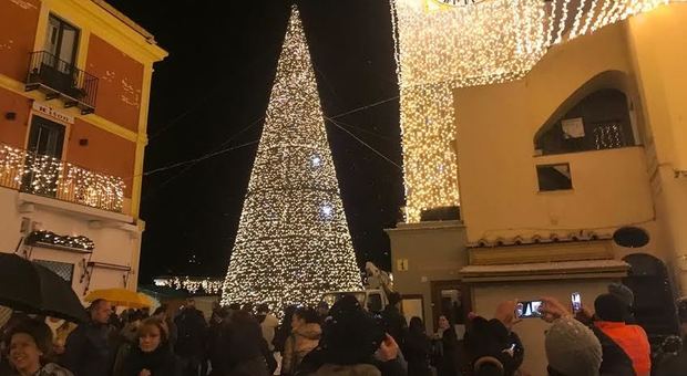 Capri: accensione delle luminarie in Piazzetta con gli amici della Val di Sole