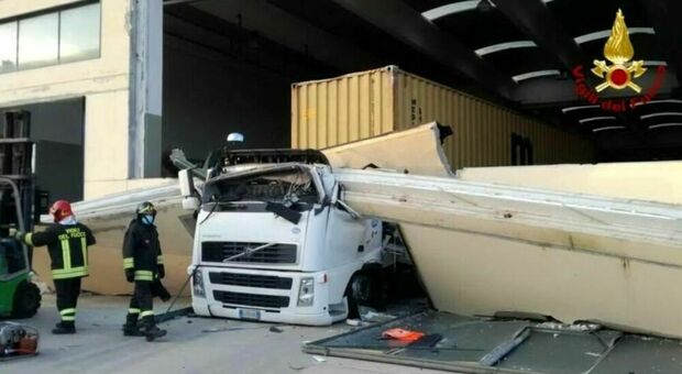 Sardegna, la trave del capannone crolla sul camion: Michele muore a 35 anni
