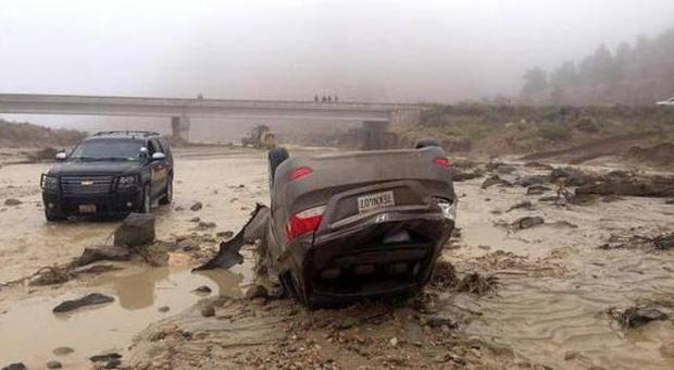 La terra cede dopo l'alluvione: turisti italiani rischiano la vita con l'auto nel fiume in Usa