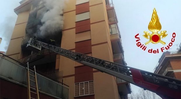 Appartamento in fiamme per un ferro da stiro, sgomberato un palazzo: due intossicati