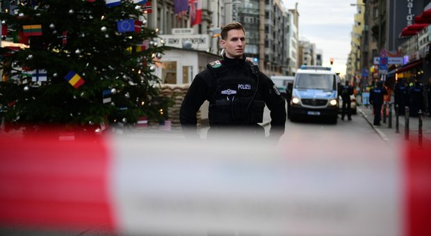 Berlino, spari vicino Checkpoint Charlie: caccia a un uomo che ha rapinato uno Starbucks