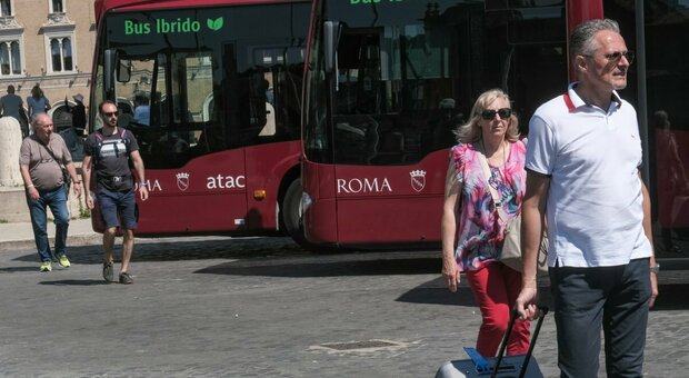 Atac a Roma, il calvario dei bus: salta una corsa su dieci. E i cittadini protestano per le attese alle fermate