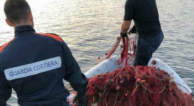 Scacco ai pescatori di frodo, sequestrata rete da posta sulla foce del lago Miseno