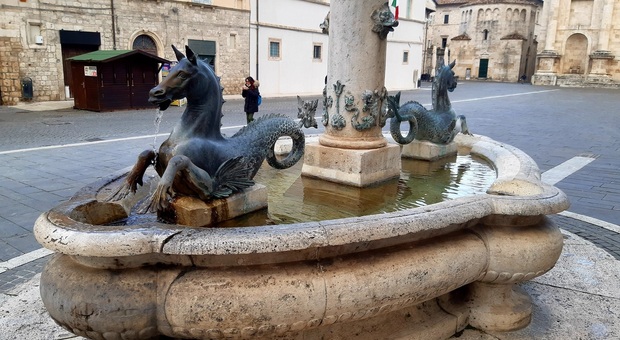 La fontana in piazza Arringo con la pavimentazione in pietra indiana