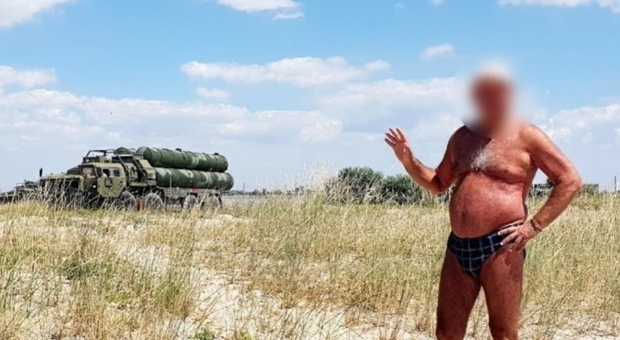 Il turista russo scatta la foto con il lanciarazzi di Putin e svela la posizione. L'Ucraina ringrazia: «A volte siete utili»