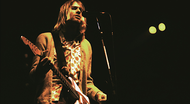 Kurt Cobain, l'ultima chitarra del leader dei Nirvana venduta per 1,45 milioni: i jeans strappati per 368mila