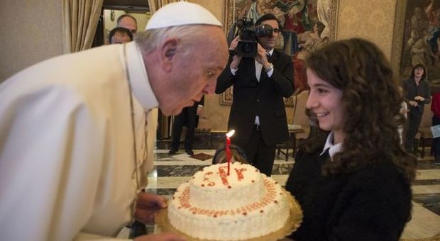 Auguri Papa Francesco, torta e candelina per festeggiare i 79 anni con i bambini