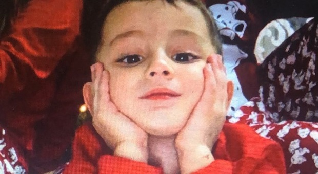 Bambino morto caduto dal balcone a Napoli, lo strazio della mamma: «Non potrò mai perdonarmelo»