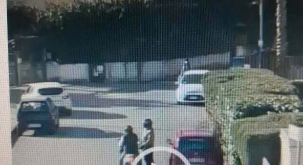 Tentano di rubare un'auto nei pressi di un liceo nel Napoletano: gli studenti riprendono la scena e la diffondono sui social
