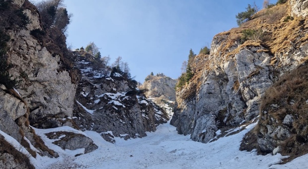Scivola su una lingua di neve e cade per 300 metri fino ad un canale a Podenzoi. Attimi di paura per un escursionista trevigiano