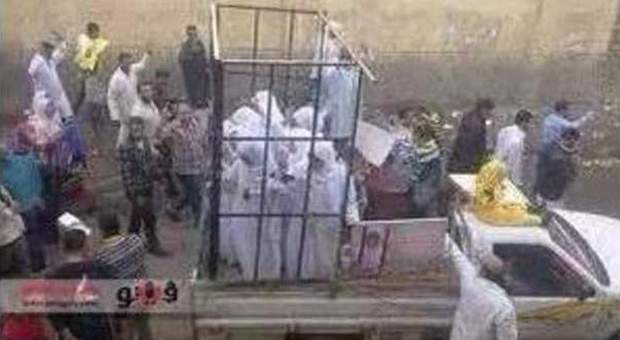 Donne yazidi e cristiane rapite e trasportate al mercato come bestie, per essere vendute. La foto-choc invade il web