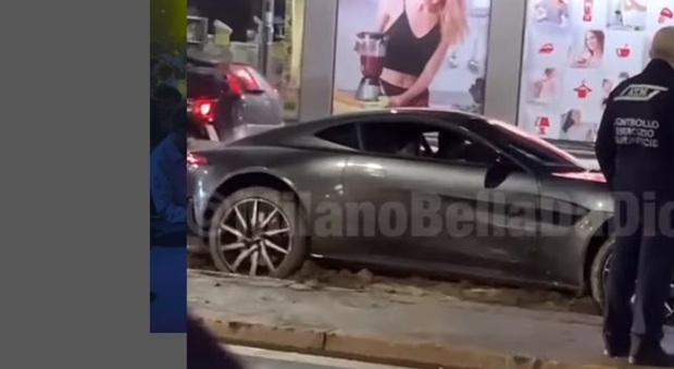 Milano, Aston Martin resta incastrata sui binari del tram: inutile accelerare, arriva il carro attrezzi VIDEO