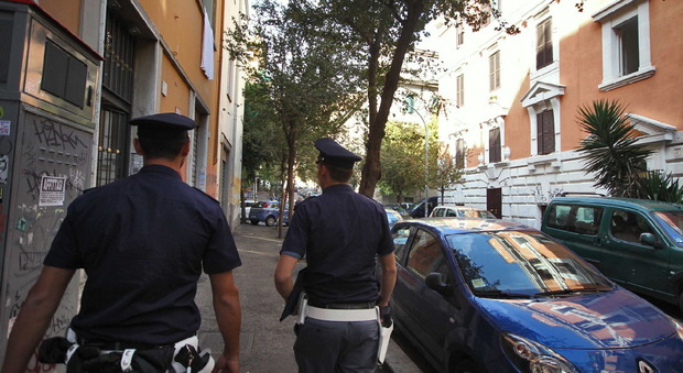 Roma, estorce soldi alla madre del suo cliente: arrestato pusher 19enne