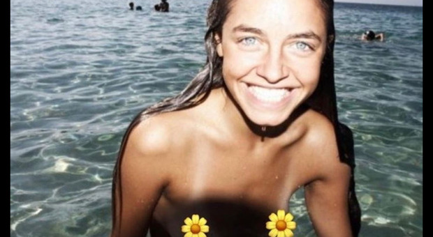 Matilde Gioli e lo scatto in topless al mare che fa impazzire i fan