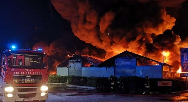 Incendio nella notte ad Ardea: a fuoco un deposito di pneumatici