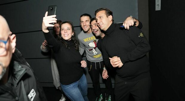 Per i comici Pio e Amedeo selfie di gruppo con i fan al multisala Uci Cinemas di Parco Leonardo