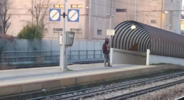 Treviso. Il «predicatore» del binario 9 della stazione dei treni, urla e grida spaventando i pendolari