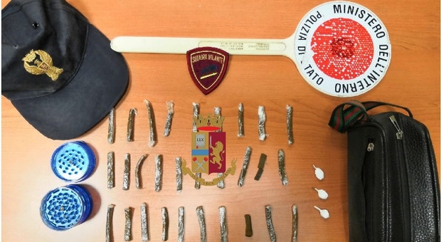 Vende cocaina dalla finestra di casa: arrestato pusher 32enne ad Afragola